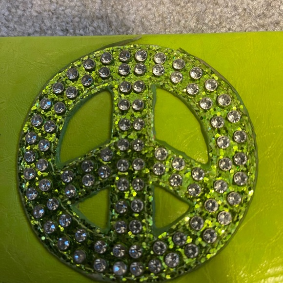 Light green wallet with ☮️ and sparkles on the front - Picture 5 of 5